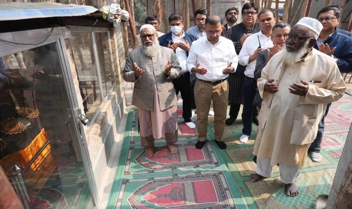 রাজশাহী শাহ মাখদুমের মাজার জিয়ারত করলেন তারেক রহমান